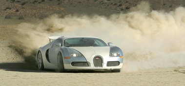 Bugatti Veyron blanc/bleu 3/4 avant droit drift
