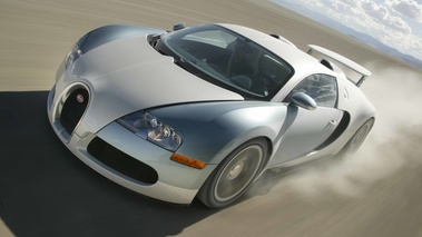 Bugatti Veyron blanc/bleu 3/4 avant gauche travelling