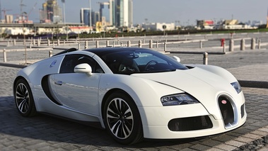 Bugatti Veyron Grand Sport blanc 3/4 avant droit