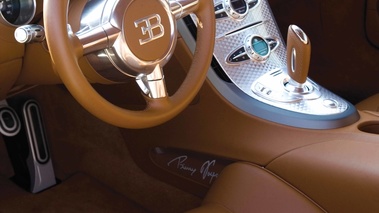 Bugatti Veyron noir intérieur debout