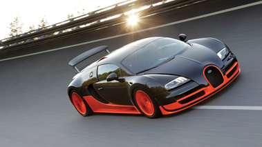 Bugatti Veyron Super Sport - noire/orange - 3/4 avant droit, dynamique