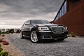 Chrysler 300 C noir 3/4 avant droit