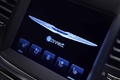 Chrysler 300 C noir écran console centrale debout 9