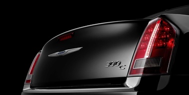Chrysler 300 C noir logo coffre