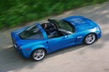 Chevrolet Corvette C6 Grand Sport bleu 3/4 arrière droit travelling penché vue de haut
