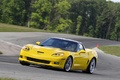 Chevrolet Corvette C6 ZR1 jaune 3/4 avant gauche filé penché debout