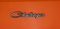 Dodge Challenger R/T orange logo aile avant