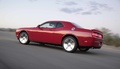 Dodge Challenger R/T rouge 3/4 arrière gauche travelling penché 2