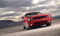 Dodge Challenger R/T rouge 3/4 avant droit penché