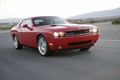 Dodge Challenger R/T rouge 3/4 avant droit travelling penché
