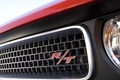Dodge Challenger R/T rouge logo calandre