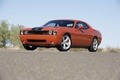 Dodge Challenger SRT-8 orange 3/4 avant gauche penché