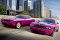 Dodge Challenger SRT-8 & R/T rose 3/4 avant gauche travelling penché