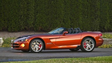 Dodge Viper SRT-10 2010 - orange - 3/4 avant gauche