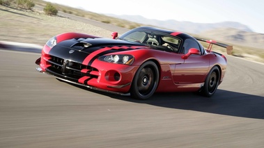 Dodge Viper SRT-10 ACR rouge/noir 3/4 avant gauche travelling penché