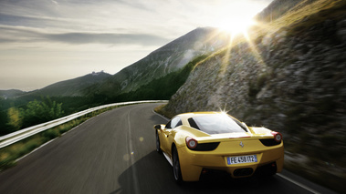 Ferrari 458 Italia jaune 3/4 arrière gauche travelling vue de haut