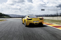 Ferrari 458 Italia jaune 3/4 arrière gauche travelling