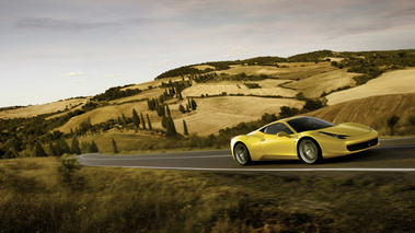 Ferrari 458 Italia jaune 3/4 avant droit travelling penché