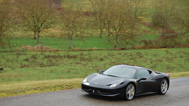 Ferrari 458 Italia noir 3/4 avant gauche filé