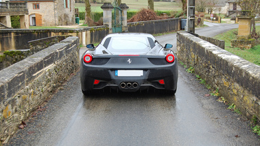 Ferrari 458 Italia noir face arrière