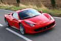 Ferrari 458 Italia rouge 3/4 avant droit travelling 2