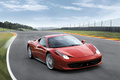 Ferrari 458 Italia rouge 3/4 avant droit travelling debout
