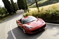 Ferrari 458 Italia rouge 3/4 avant droit travelling vue de haut penché 2