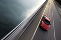 Ferrari 458 Italia rouge 3/4 avant travelling droit vue de haut penché