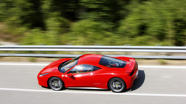 Ferrari 458 Italia - rouge - dynamique, profil