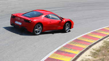 Ferrari 458 Italia - rouge- dynamique, sur circuit