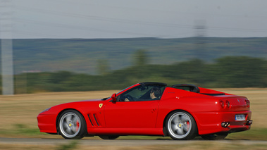 Ferrari 575 SuperAmerica rouge 3/4 arrière gauche filé