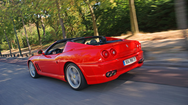 Ferrari 575 SuperAmerica rouge 3/4 arrière gauche travelling penché 3