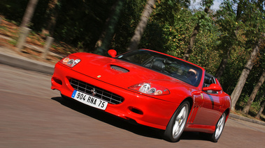 Ferrari 575 SuperAmerica rouge 3/4 avant gauche travelling penché 2