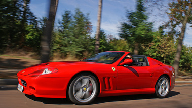 Ferrari 575 SuperAmerica rouge 3/4 avant gauche travelling penché