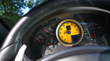 Ferrari 575 SuperAmerica rouge compteurs