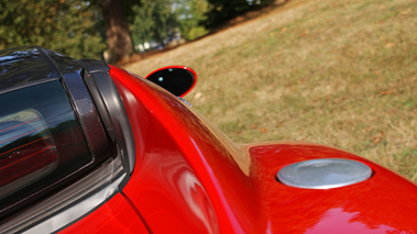 Ferrari 575 SuperAmerica rouge courbure d'aile