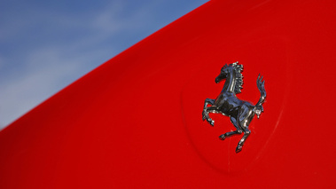 Ferrari 575 SuperAmerica rouge logo malle arrière
