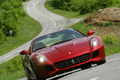 Ferrari 599 GTB Fiorano bordeaux face avant filé debout