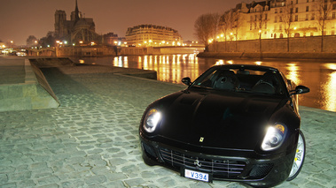 Ferrari 599 GTB Fiorano noir Notre Dame de Paris face avant