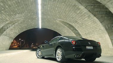 Ferrari 599 GTB Fiorano noir pont 3/4 arrière gauche