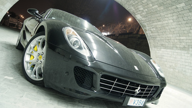 Ferrari 599 GTB Fiorano noir pont 3/4 avant droit penché