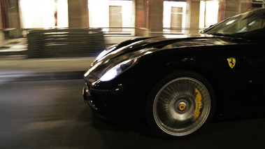 Ferrari 599 GTB Fiorano noir rue de Rivoli jante travelling