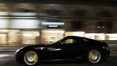 Ferrari 599 GTB Fiorano noir rue de Rivoli profil travelling