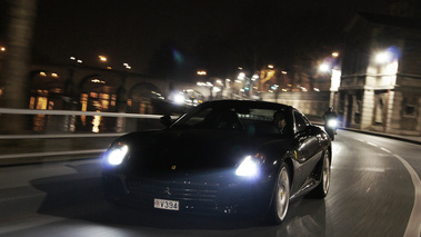 Ferrari 599 GTB Fiorano noir voies sur berges 3/4 avant gauche travelling