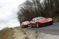 Ferrari 599 GTB Fiorano rouge et Ferrari Californa vue 3/4 avant droit.