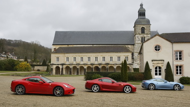 Ferrari 599 GTB Fiorano rouge et Ferrari California de profil.