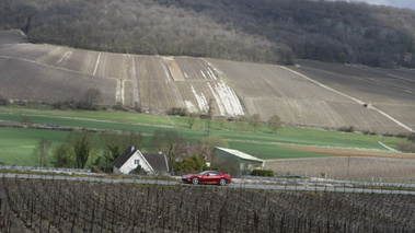 Ferrari 599 GTB Fiorano rouge roulant dans un vignoble de champagne 2.