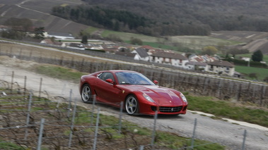 Ferrari 599 GTB Fiorano rouge roulant dans un vignoble de champasgne 1.