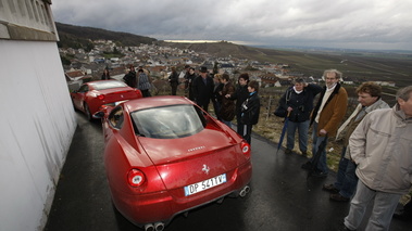 Ferrari 599 GTB Fiorano rouge vue face arrière.