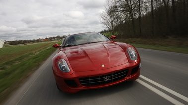 Ferrari 599 GTB Fiorano rouge vue face avant.